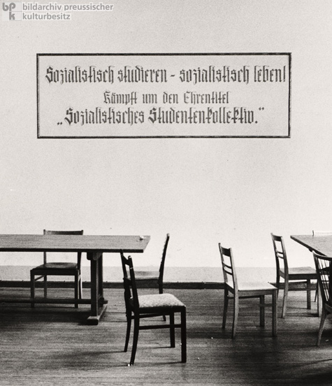 „Sozialistisch studieren, sozialistisch leben!”: In einem Seminarraum der Humboldt-Universität, Ost-Berlin (1961)
